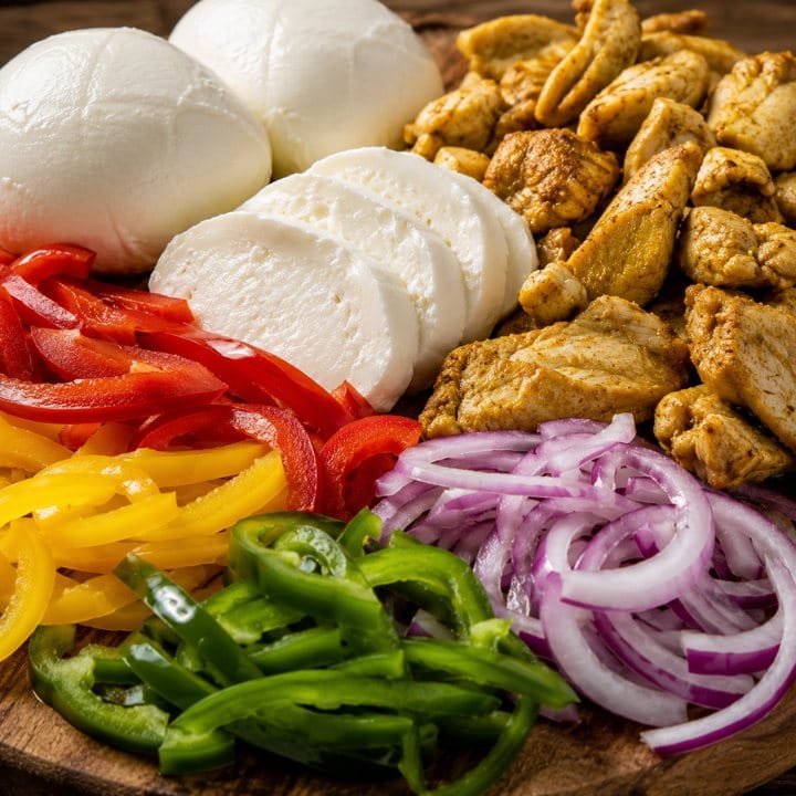 Ingrédients de la pizza Indienne : poulet curry, poivrons, oignons