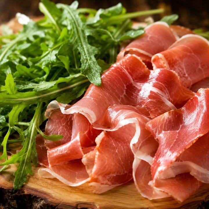 Ingrédients de la pizza Rustica : jambon de Parme, parmesan, roquette
