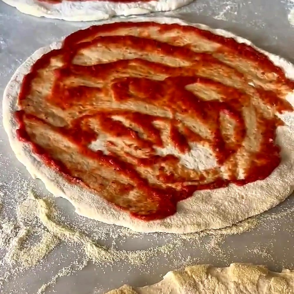 Pizzas en cours de preparation sur le plan de travail du camion Flo Pizza