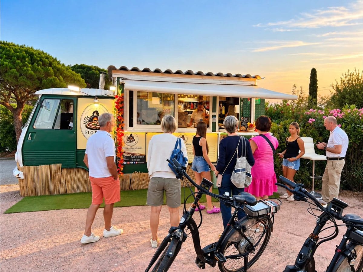 Le camion vert Flo Pizza aux Issambres, route du Col du Bougnon