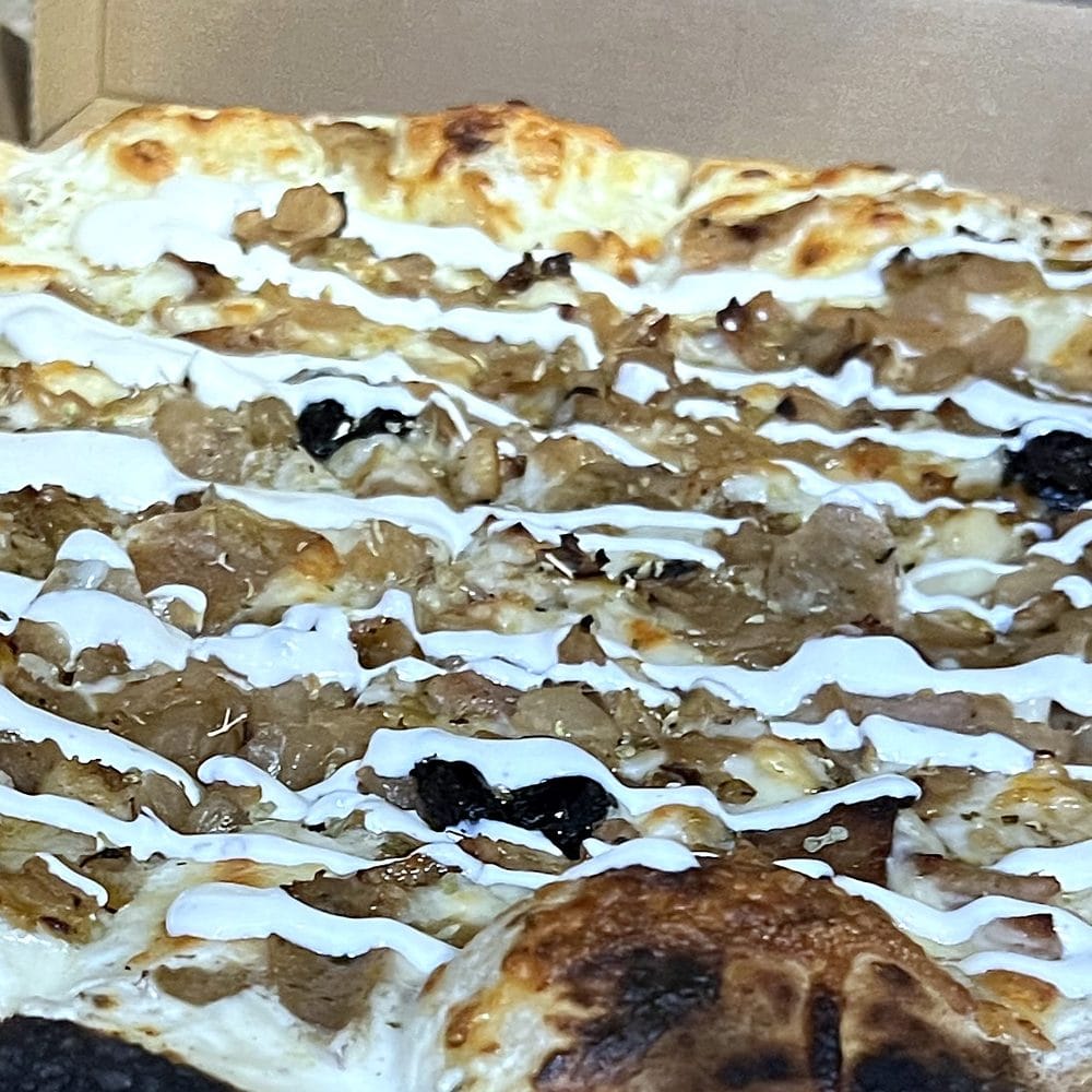 Pizza Kebab de Flo Pizza : viande kebab halal, oignons, sauce blanche
