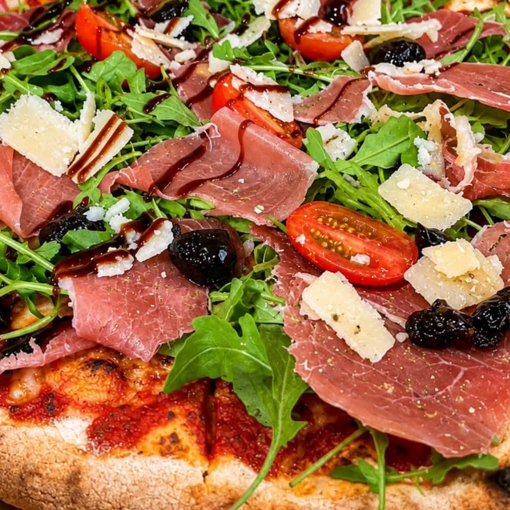 Pizza Rustica de Flo Pizza : jambon de Parme, roquette, copeaux de parmesan