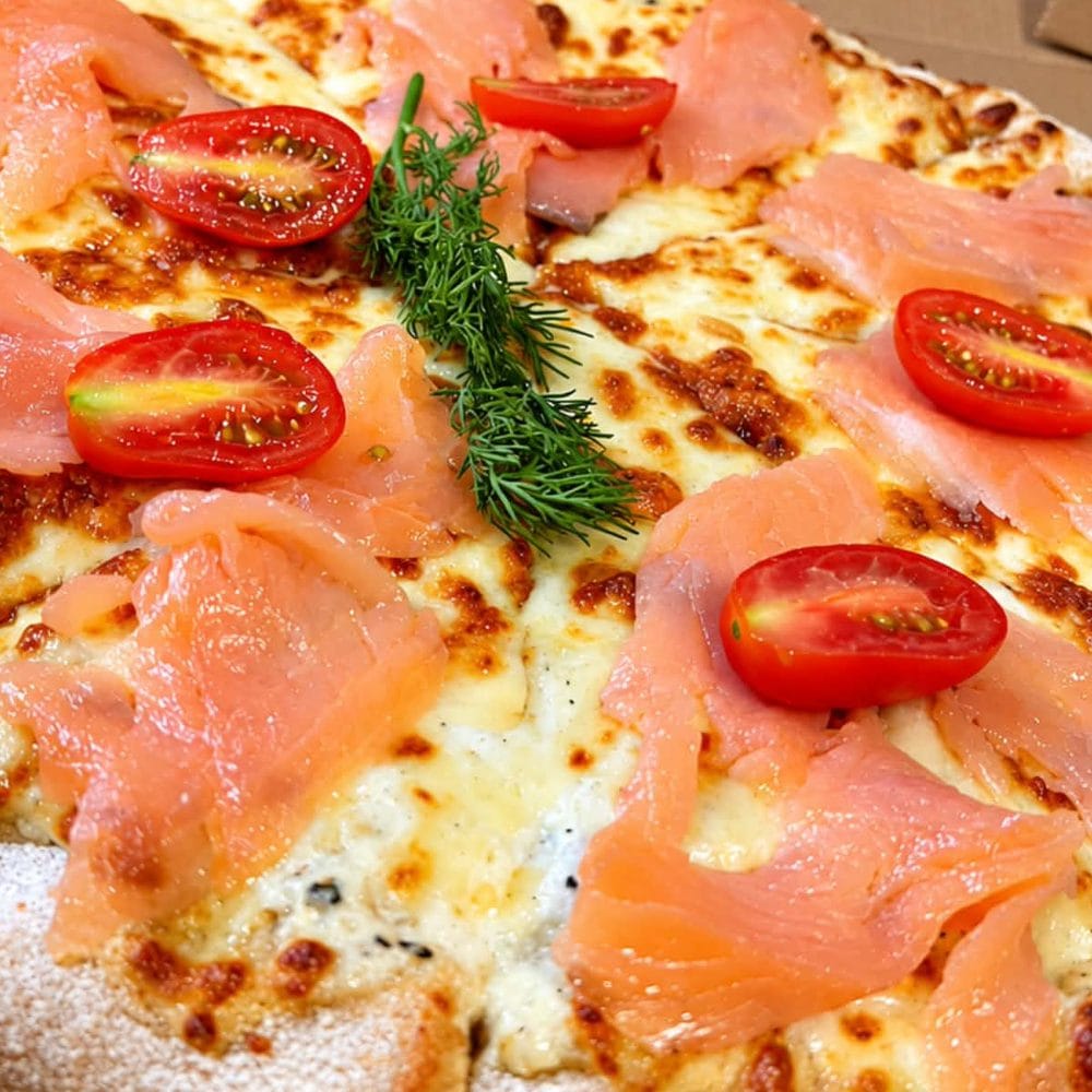 Pizza Saumon de Flo Pizza : saumon fumé, tomates cerises, aneth